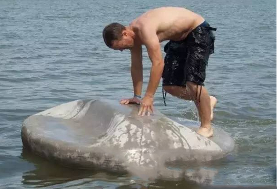 新奇特可漂浮在水面上的混凝土 还能防火